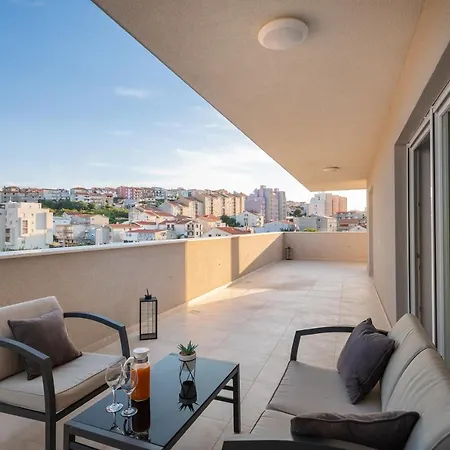 Apartmán Luxury Modern Penthouse W Jacuzzi & Huge Terrace *