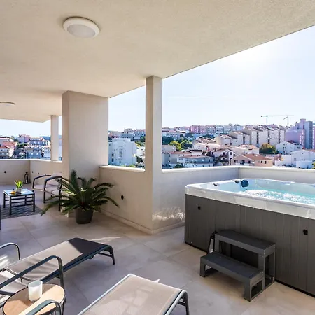 Apartmán Luxury Modern Penthouse W Jacuzzi & Huge Terrace