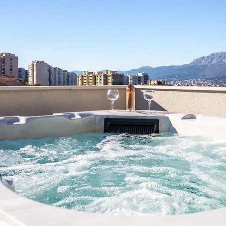 Luxury Modern Penthouse W Jacuzzi & Huge Terrace Apartmán *