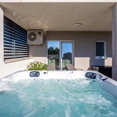 Apartmán Luxury Modern Penthouse W Jacuzzi & Huge Terrace *