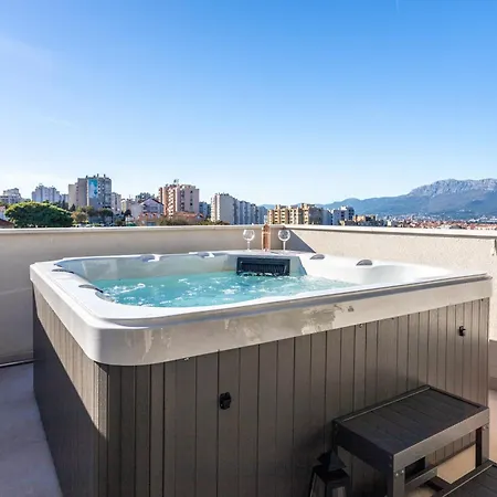 Luxury Modern Penthouse W Jacuzzi & Huge Terrace Apartmán *