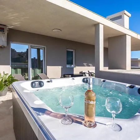 Luxury Modern Penthouse W Jacuzzi & Huge Terrace 스플리트