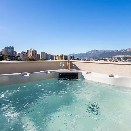 Luxury Modern Penthouse W Jacuzzi & Huge Terrace 아파트