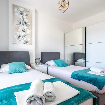 Luxury Modern Penthouse W Jacuzzi & Huge Terrace 아파트 스플리트