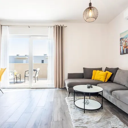 Luxury Modern Penthouse W Jacuzzi & Huge Terrace *