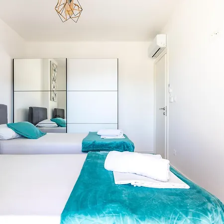 Luxury Modern Penthouse W Jacuzzi & Huge Terrace *