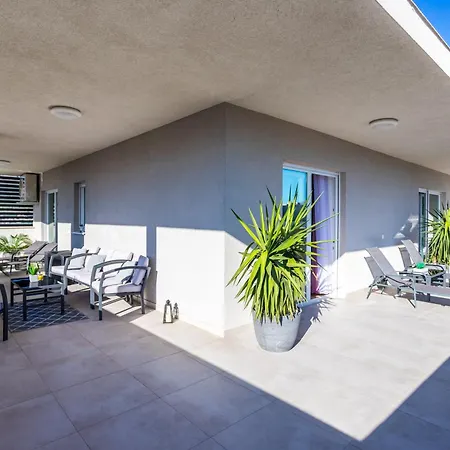 Luxury Modern Penthouse W Jacuzzi & Huge Terrace