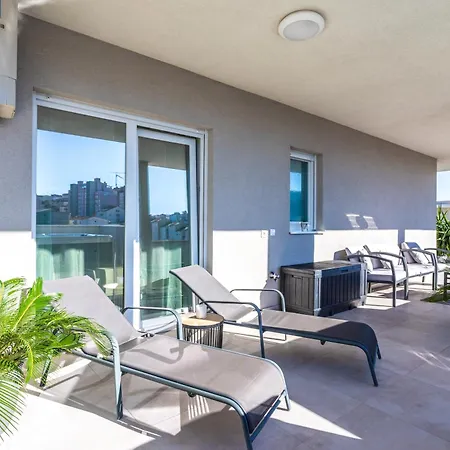 Luxury Modern Penthouse W Jacuzzi & Huge Terrace *