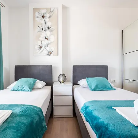 Luxury Modern Penthouse W Jacuzzi & Huge Terrace